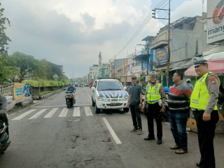 Personel Polsek Semampir Patroli Harkamtibmas di Pintu Masuk Wisata Religi Sunan Ampel