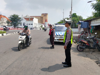 Personel Polsek Pabean Cantikan Laksanakan Patroli Lalu Lintas dan Harkamtibmas di Jalan Kembang Jepun