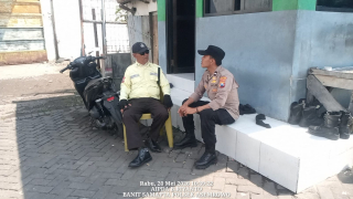 Personel Polsek Asemrowo Laksanakan Patroli Dialogis di Kawasan Pergudangan Kalianak
