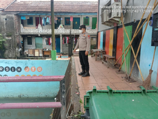 Personel Polsek Semampir Patroli Kamtibmas di Pintu Masuk Wisata Religi Sunan Ampel
