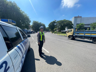 Personel Polsek Pabean Cantikan Laksanakan Patroli Harkamtibmas di Kawasan Stasiun Kota