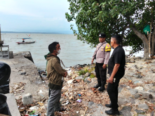 Kapolsek Kenjeran Pimpin Patroli Harkamtibmas dan Himbau Warga Waspada Cuaca Ekstrem di Pantai Kejawan Lor