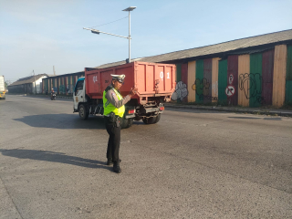 Satlantas Polres Pelabuhan Tanjung Perak Laksanakan Patroli dan Penindakan Pelanggaran Lalu Lintas di Jalan Kalianak dan TL Karang Tembok