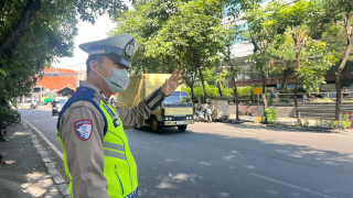 Satlantas Polres Pelabuhan Tanjung Perak Laksanakan Patroli dan Pemantauan Arus Lalu Lintas di Sejumlah Titik Wilayah