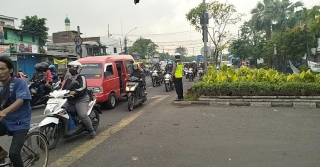 Personel Polsek Krembangan Laksanakan Pos Lalu Lintas Pagi di Simpang Tiga Mbah Ratu