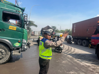 Satlantas Polres Pelabuhan Tanjung Perak Laksanakan Patroli dan Pemantauan Arus Lalu Lintas di Sejumlah Titik Wilayah