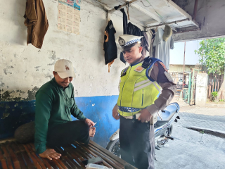 Satlantas Polres Pelabuhan Tanjung Perak Gelar Sosialisasi Tertib Berlalu Lintas kepada Masyarakat