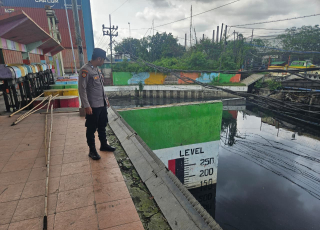 Personel Polsek Asemrowo Laksanakan Pemantauan Debit Air di Rumah Pompa Balong II