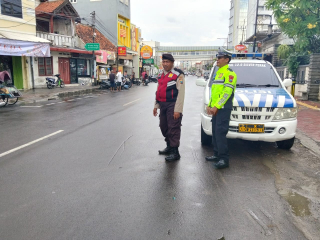 Personel Polsek Pabean Cantikan Laksanakan Patroli Harkamtibmas dan Pengaturan Lalu Lintas di Jalan Kembang Jepun