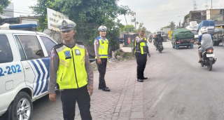 Personel Polsek Krembangan Laksanakan Patroli Antisipasi Peningkatan Volume Kendaraan di Jalan Kalianak