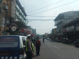 Personel Polsek Pabean Cantikan Laksanakan Patroli Rutin Antisipasi Kejahatan Jalanan di Jalan KH Mas Mansyur