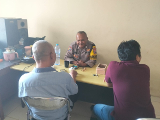 Bhabinkamtibmas Kelurahan Tanjung Perak Laksanakan Sambang dan Sampaikan Himbauan Kamtibmas kepada Warga