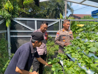 Bhabinkamtibmas Dampingi Kasat Binmas Laksanakan Pembinaan Ketahanan Pangan Hidroponik di Taman Petekkan Riverside