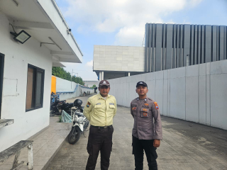 Personel Polsek Asemrowo Laksanakan Patroli Dialogis Bersama Security di Jalan Margomulyo