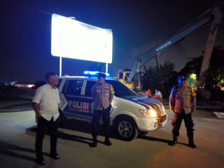 Personil Polsek Kenjeran Laksanakan Patroli Harkamtibmas di Jalan JLLT Kedung Cowek