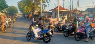 Personel Polsek Asemrowo Laksanakan Pengaturan Lalu Lintas di Tambak Mayor