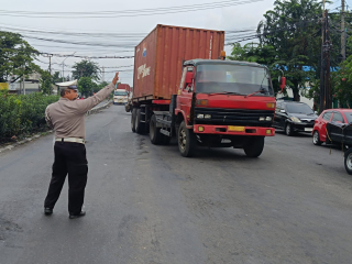 Personel Polsek Krembangan Laksanakan Pengaturan Lalu Lintas di Simpang TL Mbah Ratu