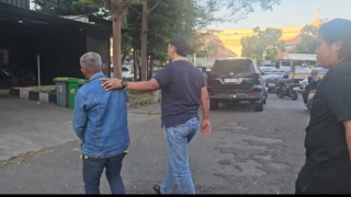 Unit Reaksi Cepat Satreskrim Polres Pelabuhan Tanjung Perak Amankan Pelaku Pencurian Tiang Rambu di Surabaya.