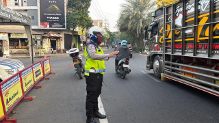 Satlantas Polres Pelabuhan Tanjung Perak Laksanakan Patroli dan Penindakan Pelanggaran Rambu Lalu Lintas
