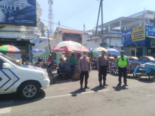 Personel Polsek Semampir Laksanakan Patroli Harkamtibmas di Kawasan Wisata Religi Sunan Ampel