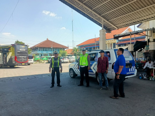 Personel Polsek Semampir Laksanakan Patroli Harkamtibmas di Terminal Wisata Religi Sunan Ampel