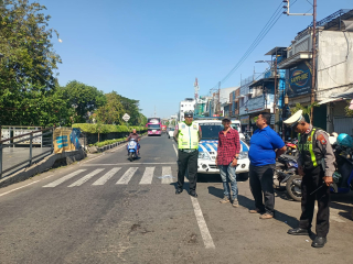 Personel Polsek Semampir Intensifkan Patroli Harkamtibmas di Kawasan Wisata Religi Sunan Ampel
