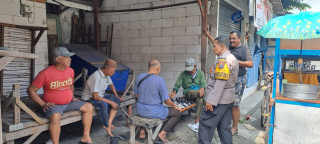 Bhabinkamtibmas Krembangan Utara Laksanakan Sambang dan Sampaikan Pesan Kamtibmas kepada Warga