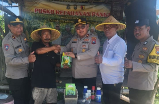 Dukung Asta Cita Presiden, Polsek Kenjeran Salurkan Bantuan Bibit dan Obat Hama ke Poktan Nandur Makmur.