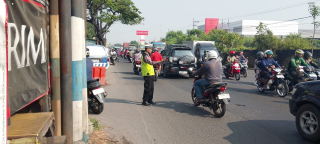 Personel Polsek Krembangan Laksanakan Patroli Antisipasi Kepadatan Arus Lalu Lintas di Jalan Kalianak