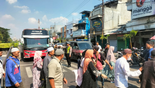 Personel Polsek Semampir Perketat Patroli Harkamtibmas di Kawasan Makam Religi Sunan Ampel
