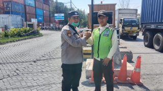 Personel Polsek Asemrowo Laksanakan Patroli Dialogis dan Antisipasi Kejahatan 3C di Jalan Kalianak Barat