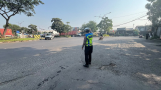 Patroli dan Pengaturan Lalu Lintas Satlantas Polres Pelabuhan Tanjung Perak Berjalan Aman dan Lancar