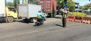 Personel Polsek Krembangan Laksanakan Pengalihan Arus untuk Urai Kepadatan Lalu Lintas di Jalan Kalianak