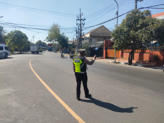 Patroli dan Pengaturan Lalu Lintas Satlantas Polres Pelabuhan Tanjung Perak Berjalan Aman dan Lancar