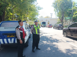 Personel Polsek Pabean Cantikan Laksanakan Harkamtibmas dan Antisipasi Kemacetan di Jalan Bunguran