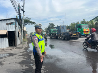 Satlantas Polres Pelabuhan Tanjung Perak Intensifkan Patroli dan Pengaturan Arus Lalu Lintas di Sejumlah Titik Strategis