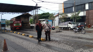 Personel Polsek Asemrowo Laksanakan Patroli Dialogis dan Pemantauan Arus Lalu Lintas di Margomulyo Surimulya