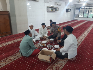 Bhabinkamtibmas Perak Barat Jalin Silaturahmi Kamtibmas Melalui Sholat Jumat Bersama Warga