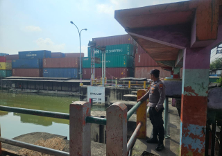 Personel Polsek Asemrowo Pantau Rumah Pompa Air Balong II, Debit Air Dalam Kondisi Normal