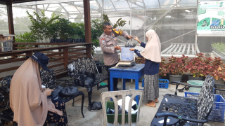 vSinergi Polsek Krembangan dan KWT Dorang Cinta Panen Lele, Dukung Ketahanan Pangan Nasional.