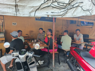 Bhabinkamtibmas Pegirian Polsek Semampir Gelar Cangkrukan Kamtibmas, Ajak Warga Waspada Penipuan dan Jaga Ketertiban