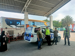 Polsek Semampir Patroli Harkamtibmas di Terminal Wisata Religi Sunan Ampel, Antisipasi Jambret dan Copet