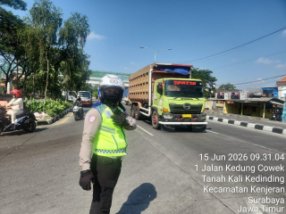 Satlantas Polres Pelabuhan Tanjung Perak Intensifkan Patroli dan Pengaturan Lalu Lintas, Arus Kendaraan Terpantau Lancar