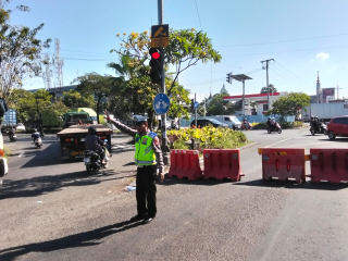 Polsek Krembangan Laksanakan Pengalihan Arus Urai Kepadatan Kendaraan Menuju Jalan Kalianak
