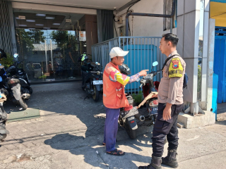 Bhabinkamtibmas Ampel Polsek Semampir Imbau Juru Parkir Tingkatkan Kewaspadaan Cegah Curanmor
