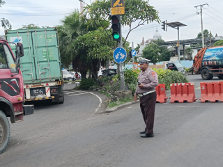 Polsek Krembangan Alihkan Arus Lalu Lintas Akibat Kepadatan Kendaraan Menuju Kalianak 55