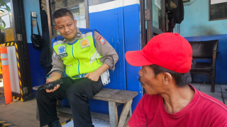 Satlantas Polres Pelabuhan Tanjung Perak Edukasi Masyarakat Melalui Sosialisasi Tertib Berlalu Lintas