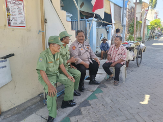 Polsek Krembangan Patroli dan Sambang di Dupak Bangunsari, Ajak Linmas Tingkatkan Kewaspadaan