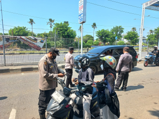 Polsek Kenjeran dan Polres Pelabuhan Tanjung Perak Perketat Pengawasan di Suramadu, Tujuh Pelanggar Diberi Teguran