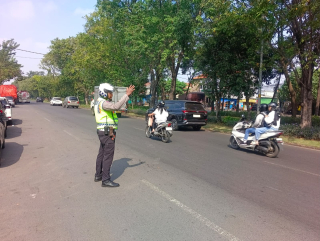 Satlantas Polres Pelabuhan Tanjung Perak Laksanakan Patroli dan Pengaturan Lalu Lintas, Arus Kendaraan Terkendali